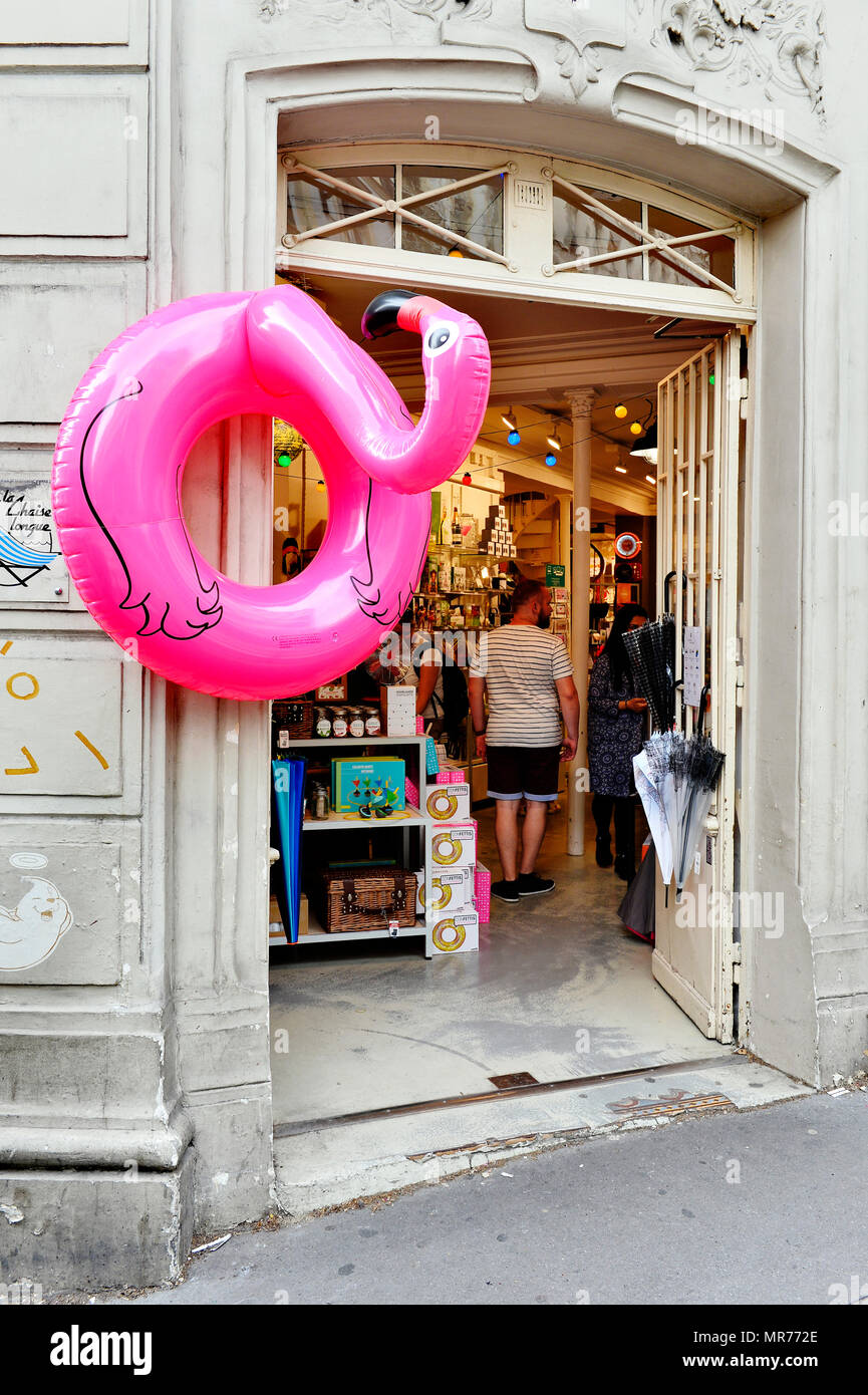 France, Paris, La boutique de décoration chaise longue, sur la rue Francs  Bourgeois dans le quartier du Marais Photo Stock - Alamy