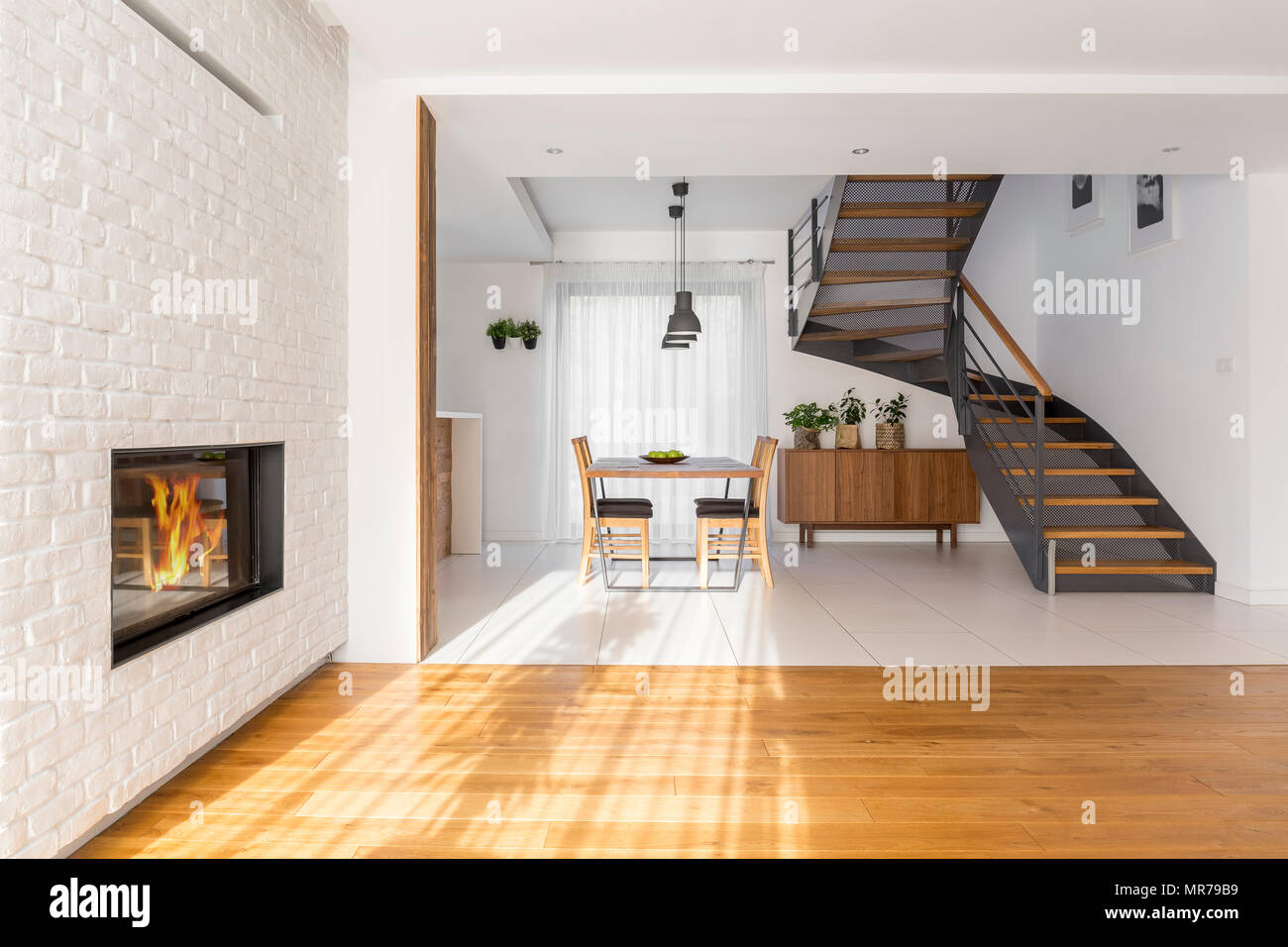 Blanc, Moderne appartement avec cheminée, table et escalier Banque D'Images