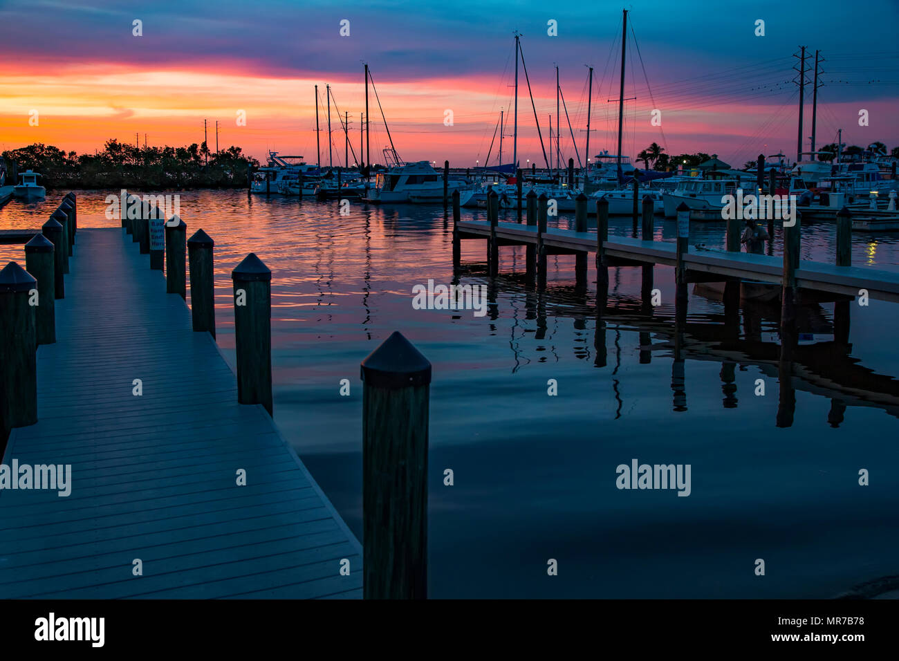Ciel coloré après le coucher du soleil sur le port de plaisance sur la rivière de la paix à Punta Gorda en Floride Banque D'Images