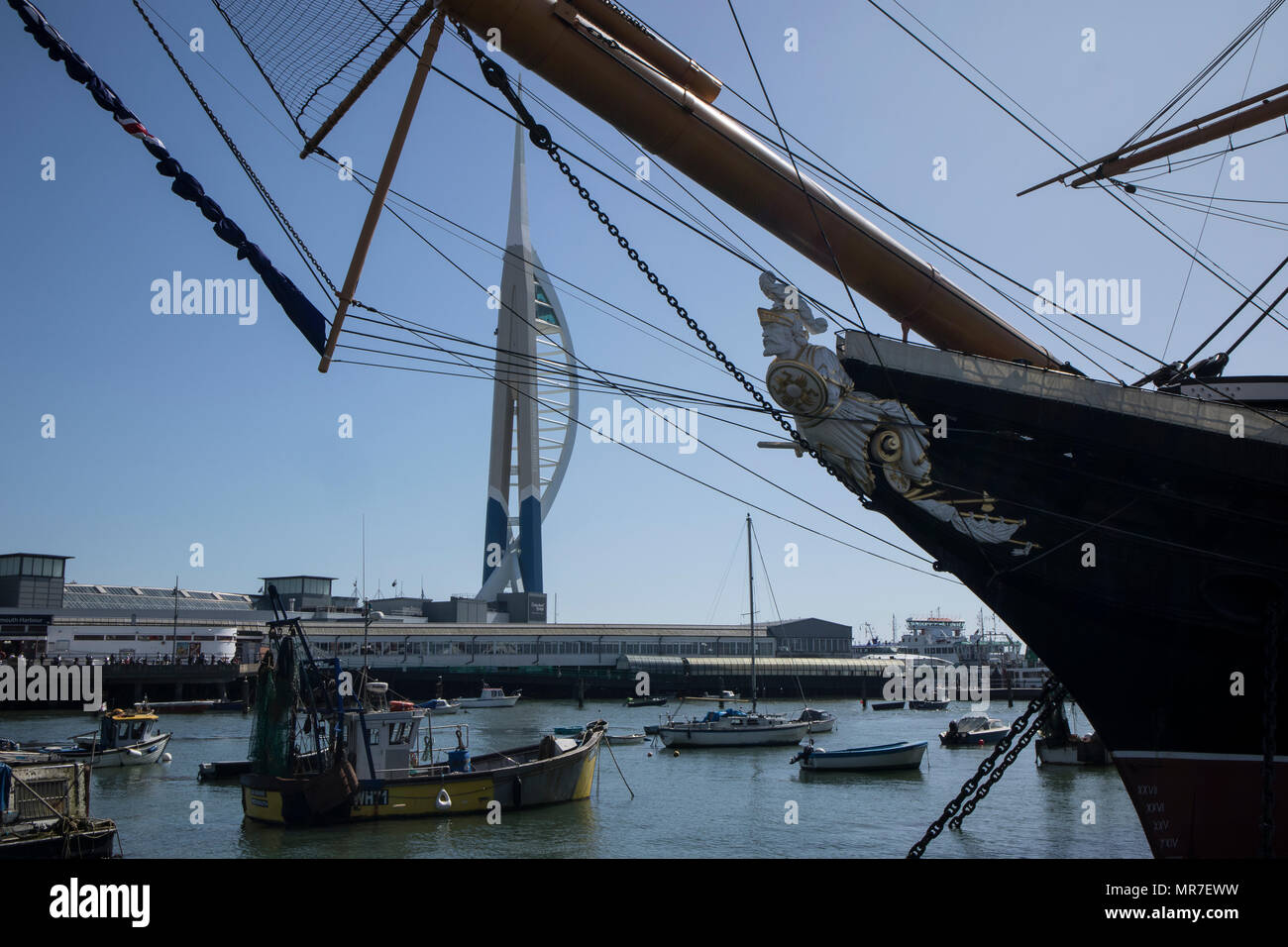 Le HMS Warrier à Portsmouth, Royaume-Uni, chantier naval historique avec l'Unis Spinnaker dans l'arrière-plan Banque D'Images