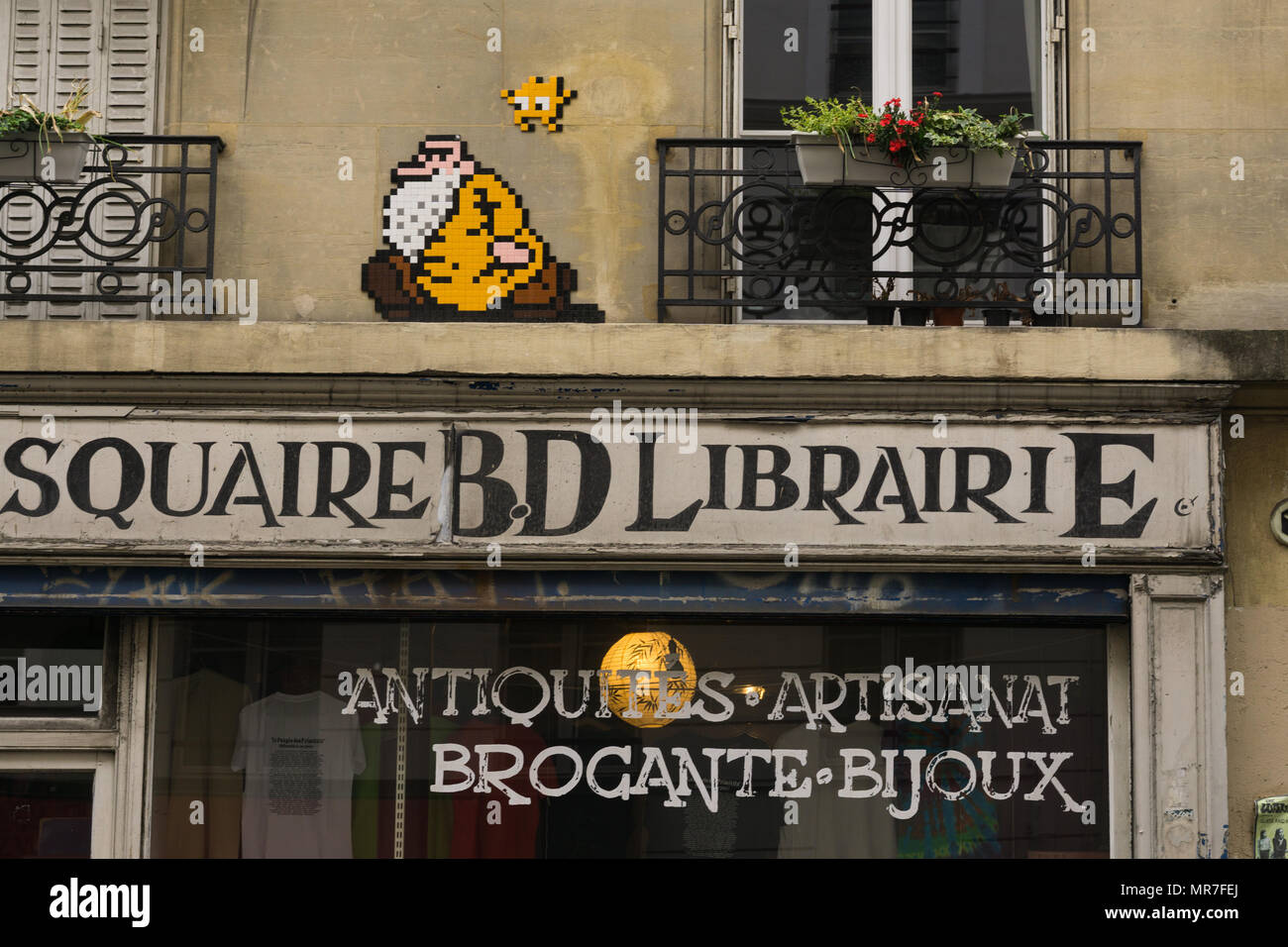 L'art de rue au-dessus de la boutique d'antiquités dans le quartier Oberkampf à Paris, France. Banque D'Images