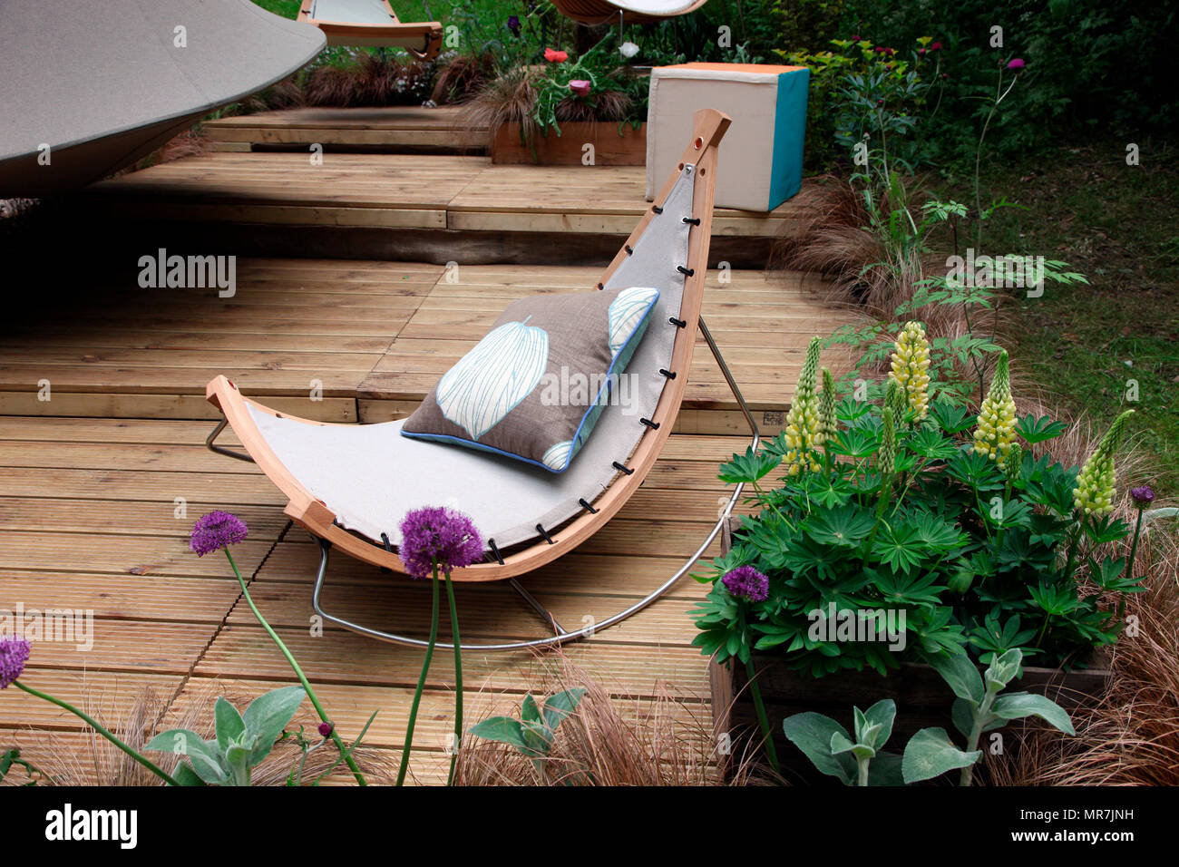 Rocking chair de jardin contemporain par Mojosi, RHS Chelsea Flower Show 2028 Banque D'Images