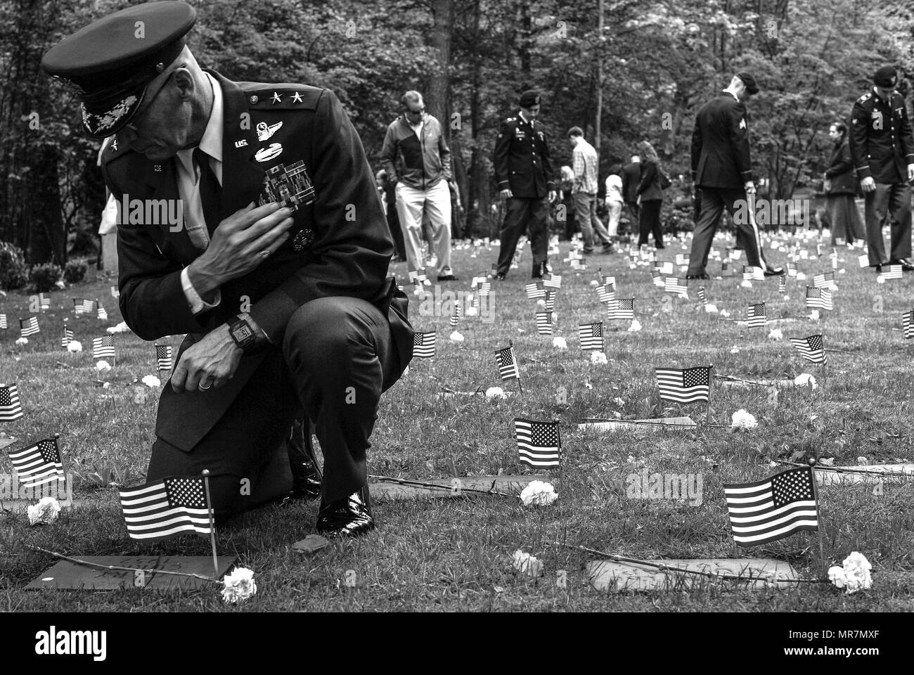 U.S. Air Force, le Général Timothy M. Zadalis, les forces aériennes américaines en Europe et de l'air vice-commandant de l'Afrique, présente ses respects à la pierre tombale pour Gary Currie, un bébé qui a perdu la vie en 1952, au cours de la Ramstein Chef de secteur et de groupe de l'écrivain et l'International Women's Club Kindergraves du service commémoratif à Kaiserslautern, Allemagne, le 20 mai 2017. Zadalis a présidé une cérémonie de dédicace pour Gary à l'Kindergraves en octobre de 2016. Le Kindergraves sont le lieu de sépulture de 452 enfants américains qui sont morts à la naissance ou peu après, de 1952 à 1971. (U.S. Air Force pho Banque D'Images