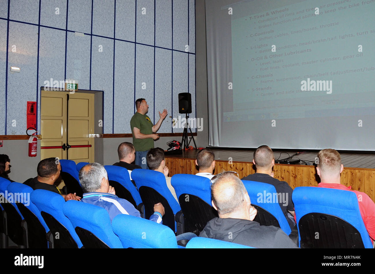 U.S. Air Force MSgt Teddy S. Ennis, chef de vol du système, à partir de 731 e Escadron de munitions, les mémoires de la communauté au cours du programme de mentorat moto rallye et journée de sécurité au Camp Darby, Post Theatre, Livorno, Italie, le 19 mai 2017. (Photo de Elena Baladelli /libéré). Banque D'Images