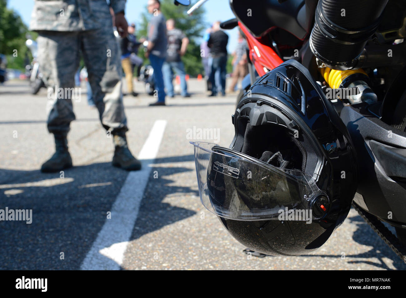 Un pilote américain ressemble à une moto à l'Armée et de l'événement  sécurité moto ride at Joint Base Langley-Eustis, en Virginie, le 19 mai 2017.  Tout au long de l'année, trois différents
