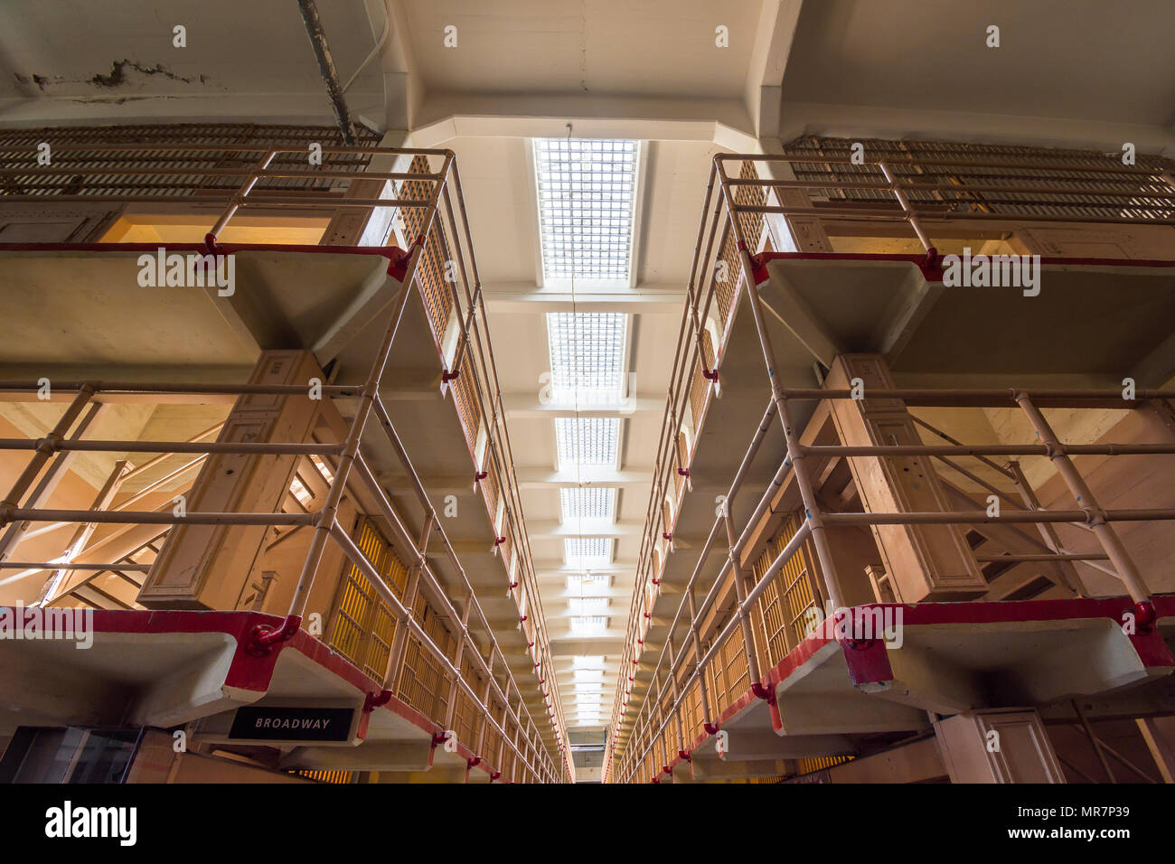 L'intérieur de galeries d'Alcatraz prison, San Francisco, CA, USA. Banque D'Images