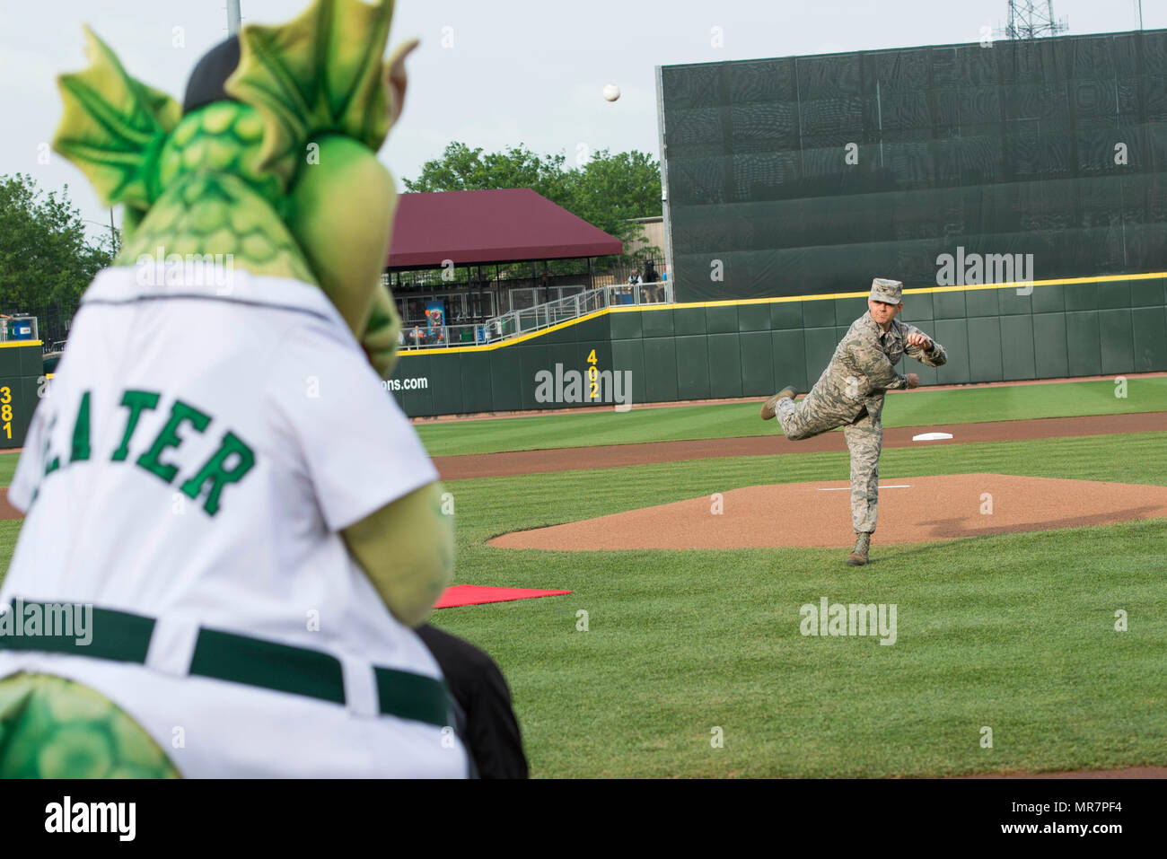 Le colonel Bradley W. McDonald, 88e escadre de la Base Aérienne, lance la première balle de cérémonie au cours de la Dayton Dragons hommage aux héros à Fifth Third Field au centre-ville de Dayton, le 20 mai 2017. En plus de jeter le masque, le Colonel McDonald a administré le serment d'engagement personnel à l'enrôlement différé pendant le jeu. (U.S. Air Force photo/ Wesley Farnsworth) Banque D'Images