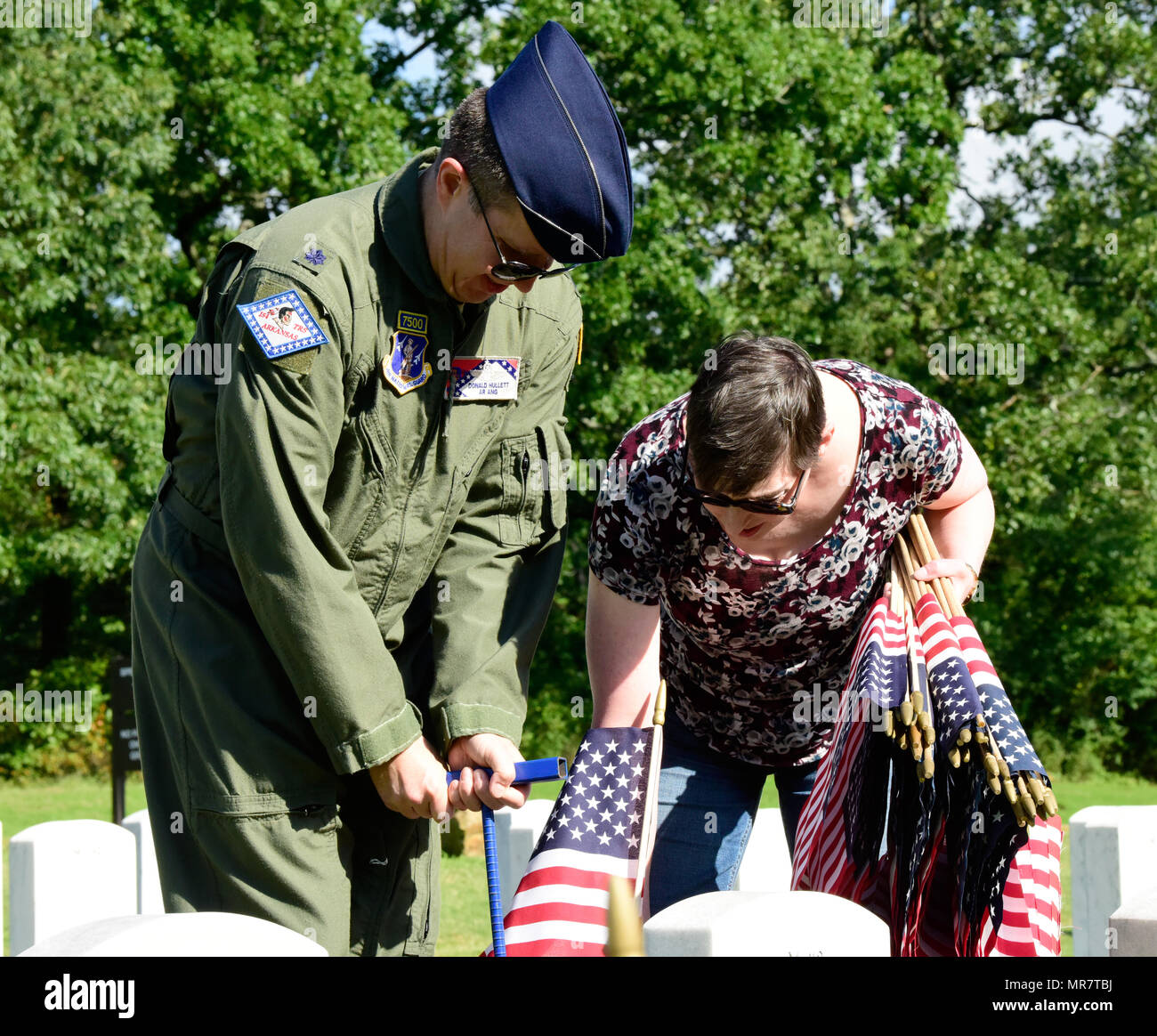 Le lieutenant-colonel Donald Hullett, Navigator Instructeur, 189e Airlift Wing de la Garde nationale, de l'Arkansas, et son épouse, Sherri Hullett, placez près de drapeaux à l'état de l'Arkansas pierres tombales du cimetière des anciens combattants dans la région de North Little Rock, Ark. durant la journée du souvenir 2017 Placement du drapeau tenu le 24. (U.S. Photo de la Garde nationale par la CPS. Stephen Wright) Banque D'Images