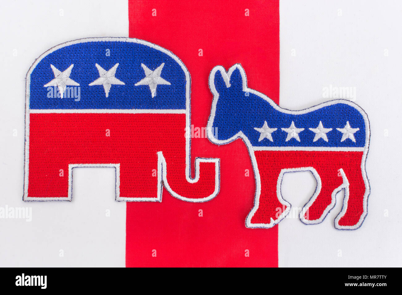 LOGO AMÉRICAIN Democrat Donkey et logo républicain éléphant sur Stars and Stripes. Élection générale des États-Unis en 2024, élections de mi-mandat et course à l'élection présidentielle de 2024 États-Unis Banque D'Images