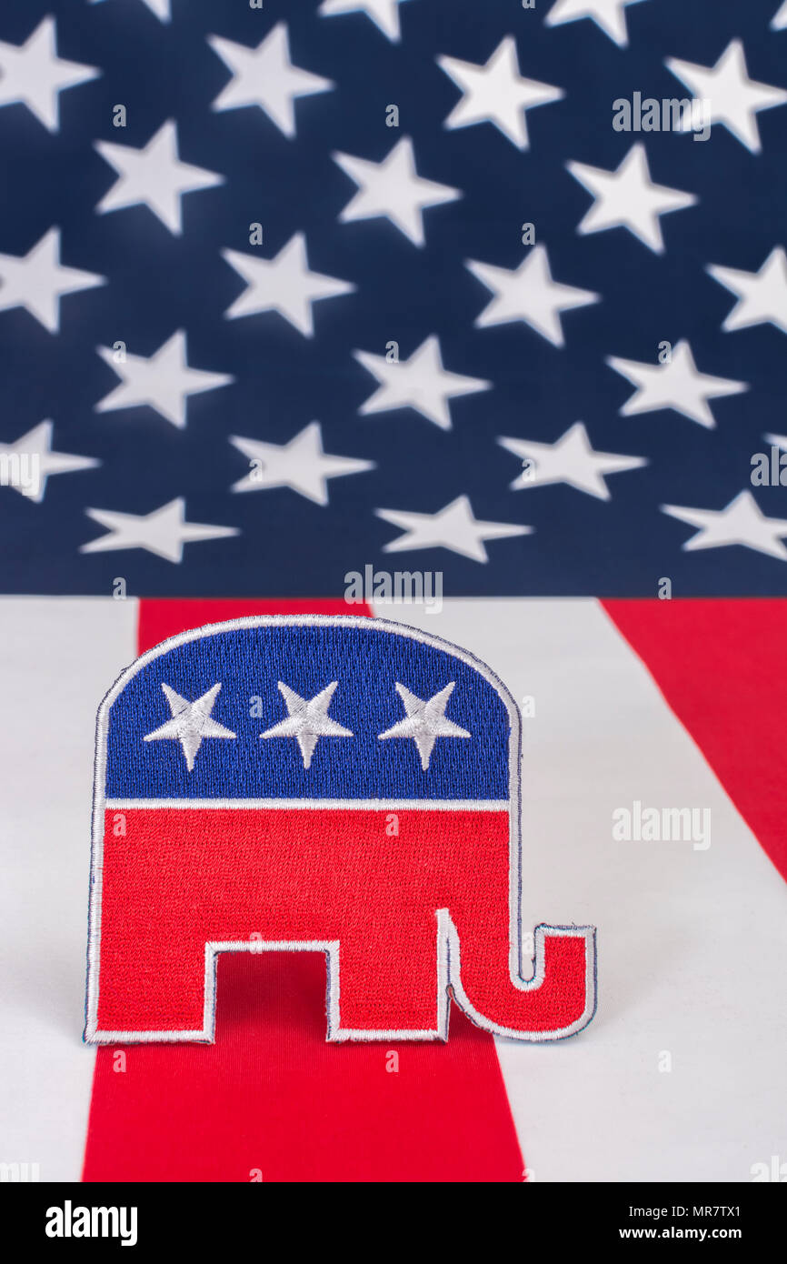 Patch GOP / Parti républicain avec drapeau Stars & Stripes. Pour les mi-mandats américains, les élections présidentielles, les primaires américaines, la politique américaine, les républicains 2024 vague rouge. Banque D'Images