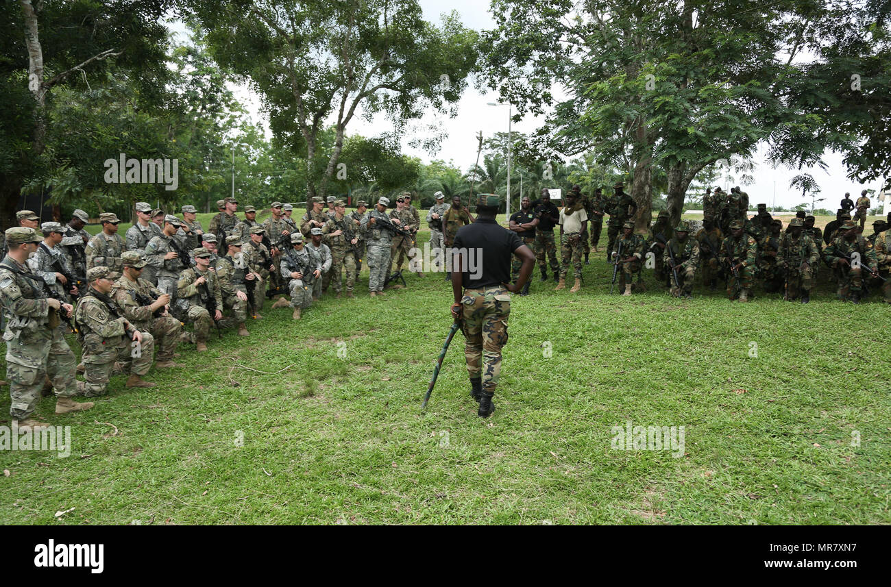 Les Forces armées du Ghana Le major Jacob Codjoe, commandant du cours de la Jungle Warfare School, donne une brève à des soldats américains affectés au 1er bataillon du 506e Régiment d'infanterie, 1e Brigade Combat Team, 101ème Division aéroportée au cours de 2017 sur l'Accord des Achiase base militaire à Akim Oda, le Ghana le 20 mai 2017. La Jungle Warfare School est une série d'exercices de formation de la situation visant à former les participants à la contre-insurrection et les opérations de sécurité interne. (U.S. Photo de l'armée par la FPC. Joseph Ami) Banque D'Images