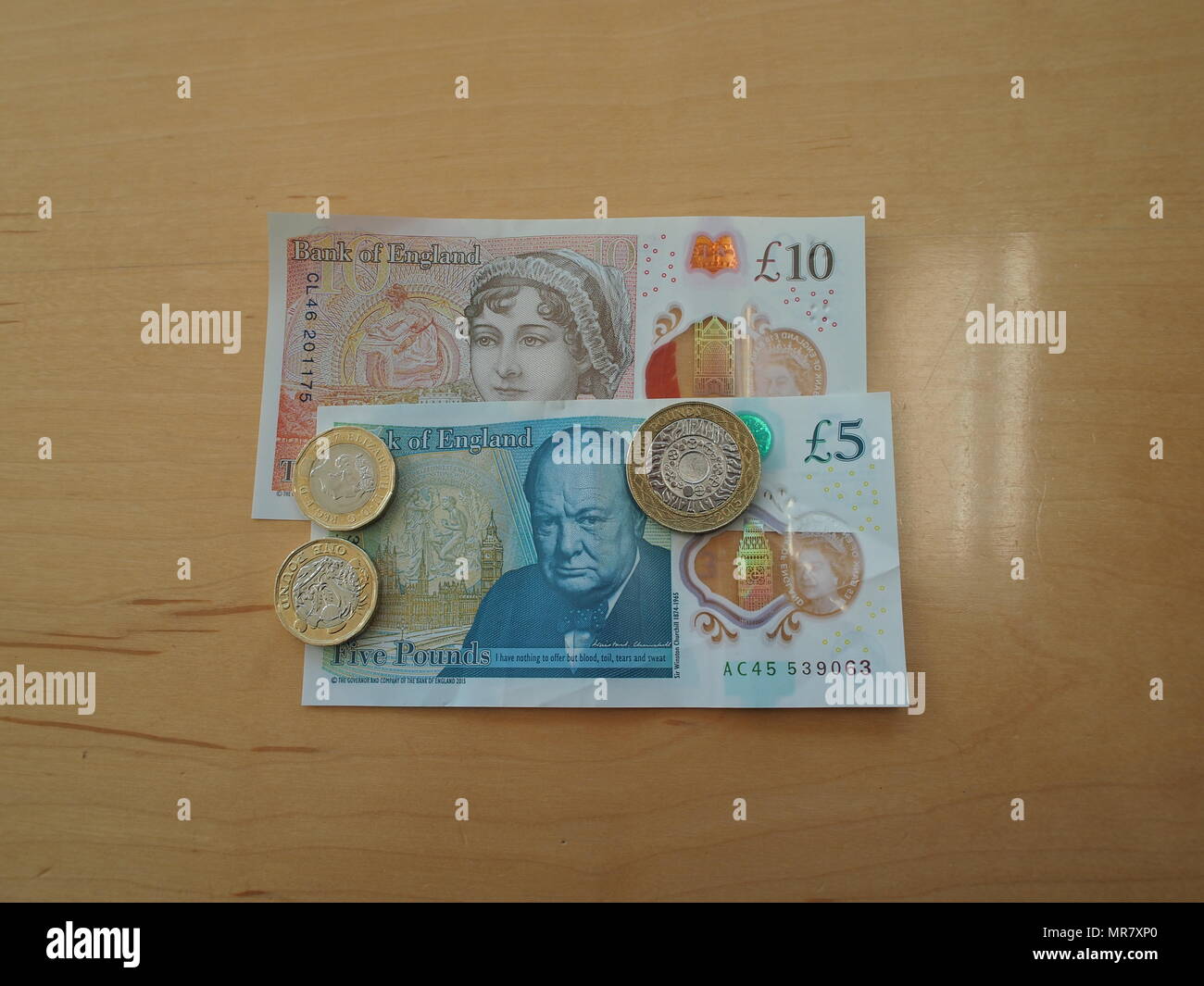 UK cash, £10, £5 note note, £2 médaille, deux nouveau style €1 pièces (12) recto verso Banque D'Images