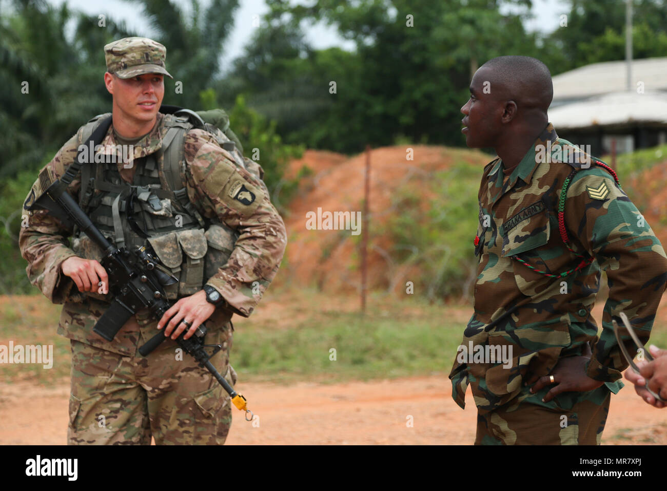 Le Lieutenant de l'armée américaine Hugh M. Smith III, affecté au 1er Bataillon, 506e Régiment d'infanterie, 1e Brigade Combat Team, 101st Airborne Division d'infanterie des Forces armées du Ghana et le Sgt. Boakye-Danquah Joseph, discuter des techniques d'entraînement au cours de l'Accord de 2017 à l'École de guerre de jungle sur Achiase base militaire à Akim Oda, le Ghana le 20 mai 2017. La Jungle Warfare School est une série d'exercices de formation de la situation visant à former les participants à la contre-insurrection et les opérations de sécurité interne. (U.S. Photo de l'armée par la FPC. Joseph Ami) Banque D'Images