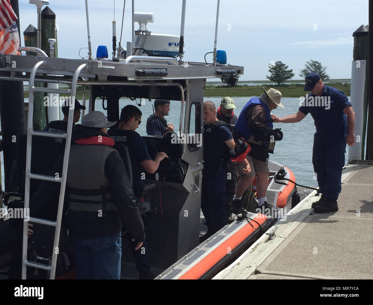 24-Foot Special Purpose Craft-Shallow Water est un bateau d'intervention de la Garde côtière des États-Unis conçu pour les opérations dans les zones côtières peu profondes. Un équipage de la station de la Garde côtière de Wachapreague a transporté quatre plaisanciers bloqués jusqu'à la côte après que leur navire eut échoué près de Wachapreague, en Virginie, le 25 mai 2017. L'image d'archive documente l'opération de sauvetage par petits bateaux dans les eaux du centre de l'Atlantique. Banque D'Images