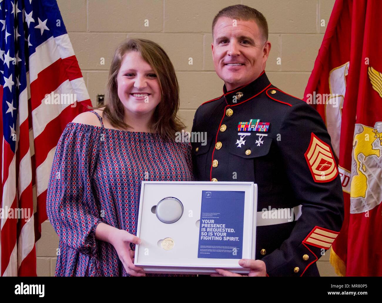 Gracyn Lasueur (à gauche) pose pour une photo avec GySgt. Matthew Hoyle, commandant de la station pour le recrutement du poste de Dothan, ALABAMA, après avoir été présenté avec le Semper Fidelis All-American award à Northview High School, le 18 mai 2017. LaSueur a été l'un des 100 élèves qui participeront à l'Académie de batailles gagnées cet été à Washington D.C., où elle aura l'occasion de réseauter avec d'entendre et d'un cercle d'élite de leaders de tous les milieux de vie, qui comme elle, se sont battus et ont gagné leurs propres combats. (U.S. Marine Corps photo par le Cpl. Krista James/libérés) Banque D'Images