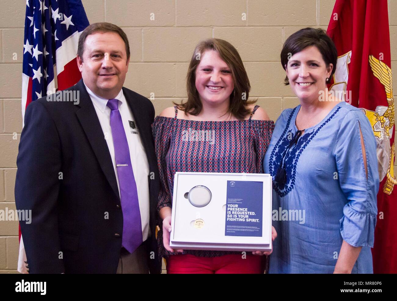 Gracyn LeSueur (centre) pose pour une photo avec son père, Kevin LeSueur (à gauche), et la mère Michelle LeSueur (à droite) après avoir été présenté avec le Semper Fidelis All-American award à Northview High School, le 18 mai 2017. "Je tiens à remercier ma mère et mon père pour ne jamais abandonner sur moi, et me pousse à être ce que je suis aujourd'hui," dit LaSueur. LaSueur va à l'Académie de batailles gagnées cet été à Washington D.C., où elle aura l'occasion de réseauter avec d'entendre et d'un cercle d'élite de leaders de tous les milieux de vie, qui comme elle, se sont battus et ont gagné leurs propres combats. (U.S. Cor marin Banque D'Images