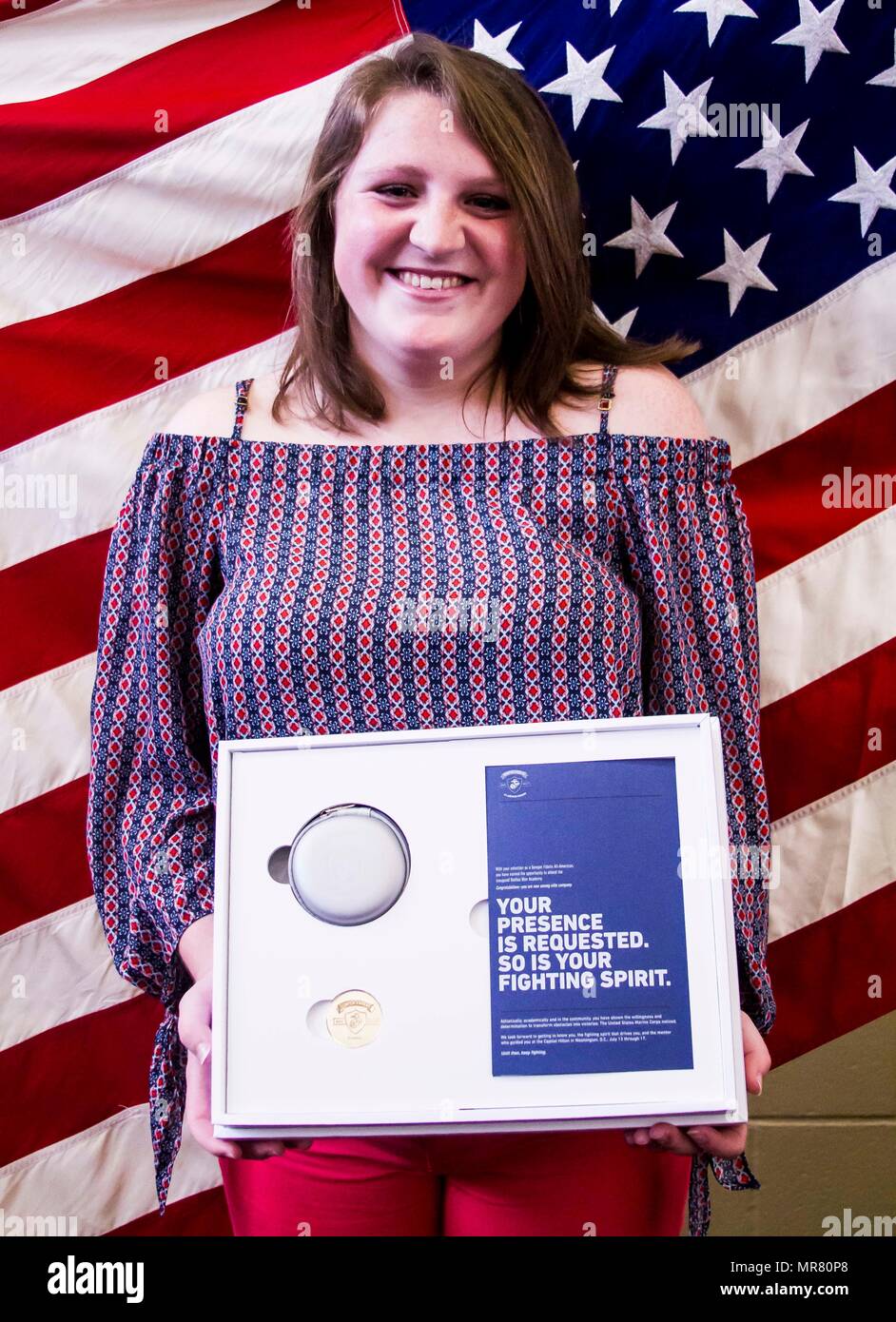 Gracyn LeSueur pose pour une photo après avoir été présenté avec le Semper Fidelis All-American award à Northview High School, le 18 mai 2017. LaSueur a été l'un des 100 élèves qui participeront à l'Académie de batailles gagnées cet été à Washington D.C., où elle aura l'occasion de réseauter avec d'entendre et d'un cercle d'élite de leaders de tous les milieux de vie, qui comme elle, se sont battus et ont gagné leurs propres combats. (U.S. Marine Corps photo par le Cpl. Krista James/libérés) Banque D'Images