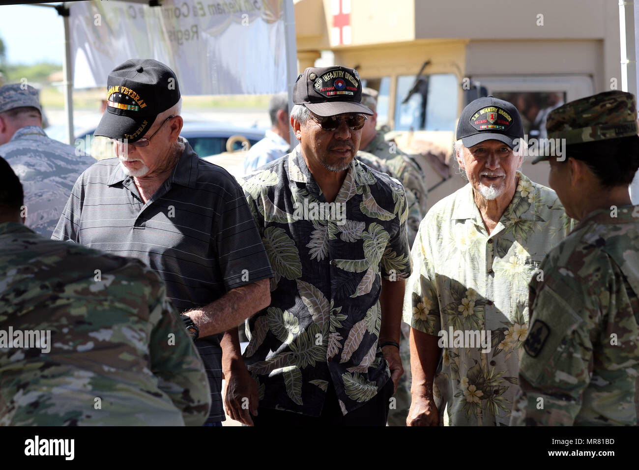 Les participants arrivent pour la garde nationale d'Hawaï 50e Vietnam Memorial Cérémonie à la 29th Infantry Brigade Combat Team Centre de préparation à Kapolei le 25 mai 2017. (U.S. La Garde nationale de l'Armée Photo libérée par la CPS. Matthieu A. Favoriser la parution/) Banque D'Images