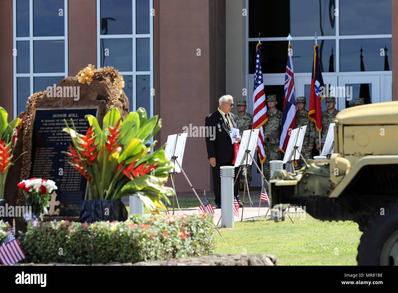 Les participants de la Garde nationale d'Hawaï 50e Cérémonie commémorative du Vietnam Memorial afficher des pancartes affichées à la 29th Infantry Brigade Combat Team Centre de préparation à Kapolei le 25 mai 2017. (U.S. La Garde nationale de l'Armée Photo libérée par la CPS. Matthieu A. Favoriser la parution/) Banque D'Images