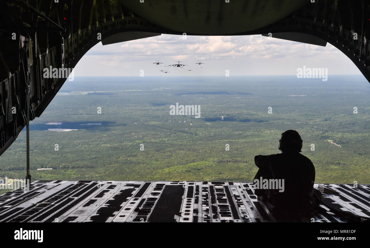 Cory Dye, Senior Airman 14e Escadron de transport aérien l'arrimeur, regarde par la porte de soute d'un C-17 Globemaster III au cours d'un grand exercice de formation, le 25 mai, 2017. La formation de 21 C-17 Globemaster III inclus 18 C-17 transportant des militaires et le transport de l'équipement de trois Joint Base Charleston, S.C. (U.S. Photo de l'Armée de l'air par les cadres supérieurs d'un membre de la Christian Sullivan) Banque D'Images