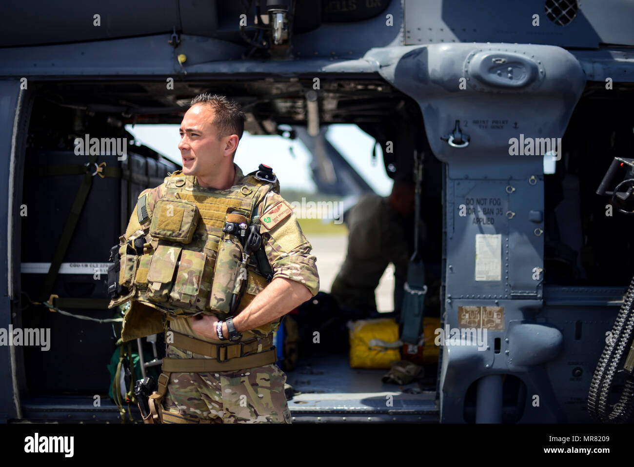 Airman Senior Davie Brinkmann, un aviateur de la mission spéciale de la 920e Escadre de sauvetage, preps son équipement en face d'un HH-60G Pave Hawk pendant l'Hommage aux héros de l'Amérique et de l'Air Show media mer jour 26 Mai 2017, à Miami Beach, Floride, États-Unis actifs militaires de haut niveau ont réuni à Miami pour mettre en valeur la supériorité aérienne tout en rendant hommage à ceux qui ont fait le sacrifice ultime au cours du week-end du Memorial Day. La 920e Escadre de sauvetage, l'Armée de l'air la seule réserve de l'escadre de secours, l'Airshow global en démontrant la lutte contre-search-et-les capacités de sauvetage en faisant équipe avec un HC-130P/N Lutte contre Banque D'Images