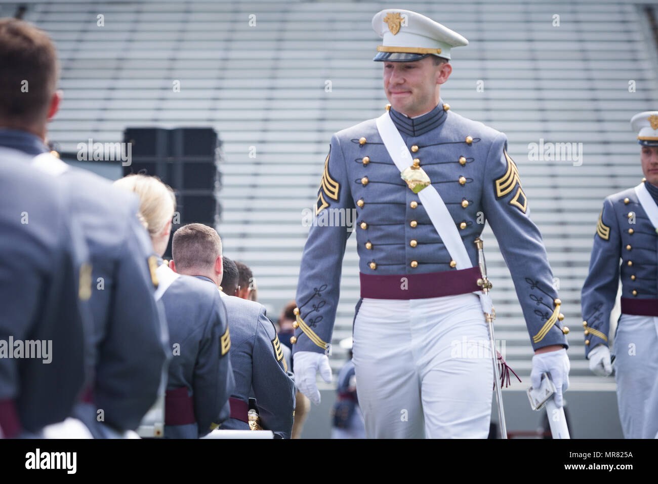 Les cadets de l'Académie militaire américaine de célébrer l'obtention de leur diplôme lors de la cérémonie de remise des diplômes 2017 à West Point. Neuf cent trente-six élèves de la classe de 2017 ont reçu leur diplôme le 27 mai. La classe inclus 151 femmes, 72 afro-américains, asiatiques ou des îles du Pacifique 60, 102 Hispaniques et six Américains indigènes. Il y avait 133 membres de la classe qui ont assisté à l'Académie militaire des États-Unis à l'école préparatoire (114 hommes et 19 femmes). Cette classe comprenait également 21 anciens combattants de combat (20 hommes et une femme). (U.S. Photo de l'armée par Michelle Eberhart) Banque D'Images