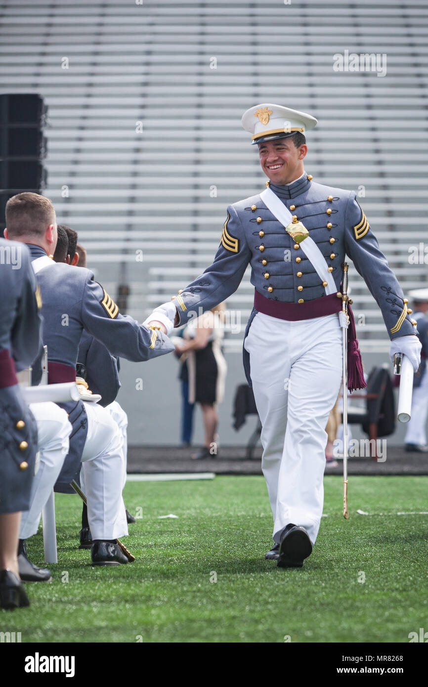 Les cadets de l'Académie militaire américaine de célébrer l'obtention de leur diplôme lors de la cérémonie de remise des diplômes 2017 à West Point. Neuf cent trente-six élèves de la classe de 2017 ont reçu leur diplôme le 27 mai. La classe inclus 151 femmes, 72 afro-américains, asiatiques ou des îles du Pacifique 60, 102 Hispaniques et six Américains indigènes. Il y avait 133 membres de la classe qui ont assisté à l'Académie militaire des États-Unis à l'école préparatoire (114 hommes et 19 femmes). Cette classe comprenait également 21 anciens combattants de combat (20 hommes et une femme). (U.S. Photo de l'armée par Michelle Eberhart) Banque D'Images