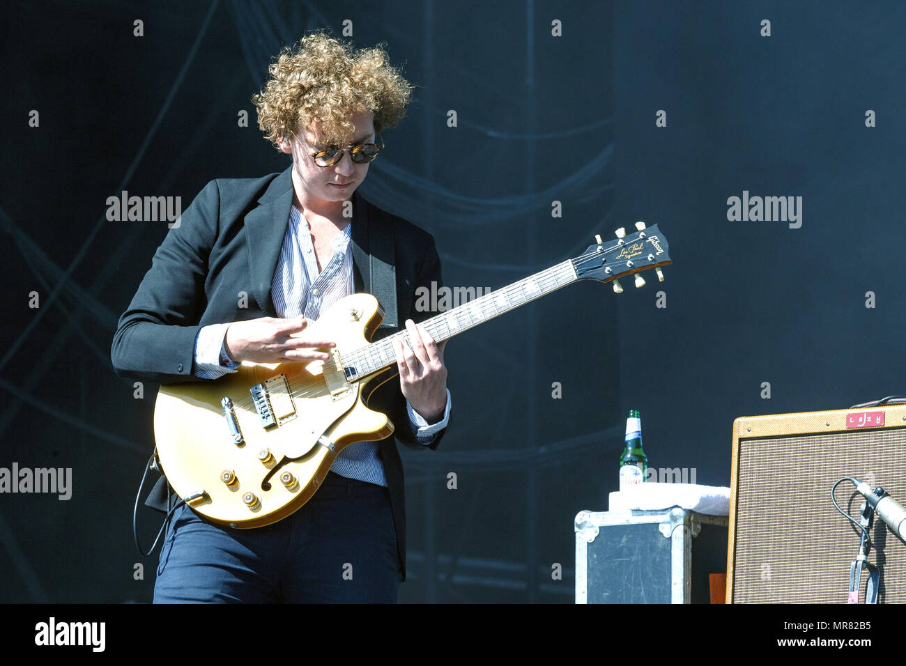 Hugh Harris, guitariste de The Kooks, live sur scène. The Kooks, guitariste Hugh Harris effectuant, The Kooks en concert. Banque D'Images