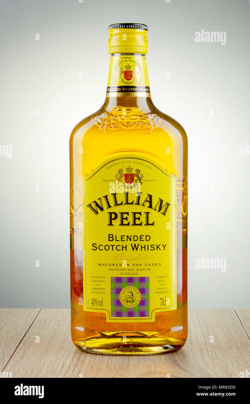 Whisky William Peel sur background. William Peel est mélangé scotch whisky  vieilli et élevée en fûts de chêne Photo Stock - Alamy
