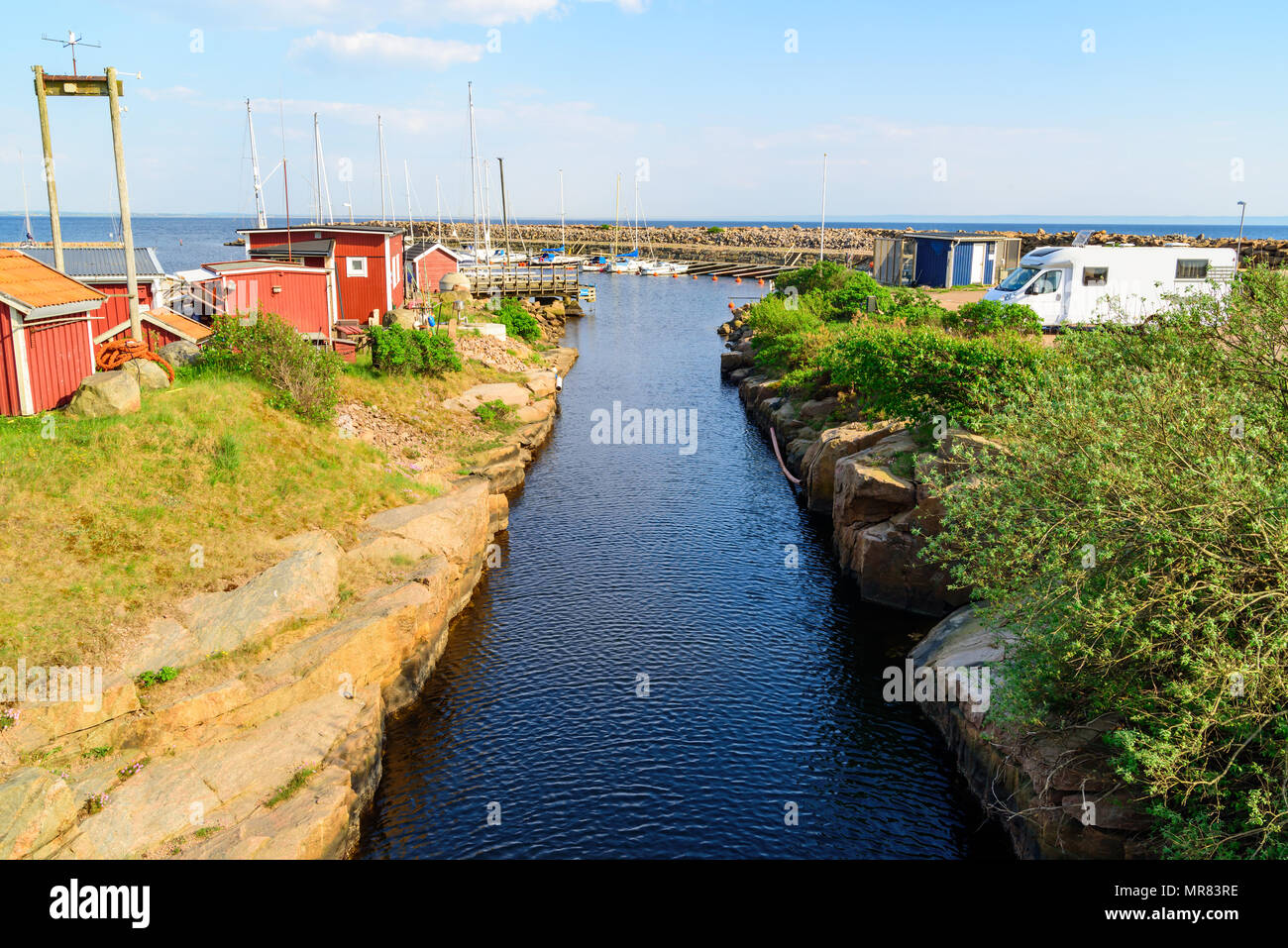 Canal droit et étroit dans une marina dans Grotvik, à l'extérieur de Halmstad, Suède. Logos déposés. Banque D'Images