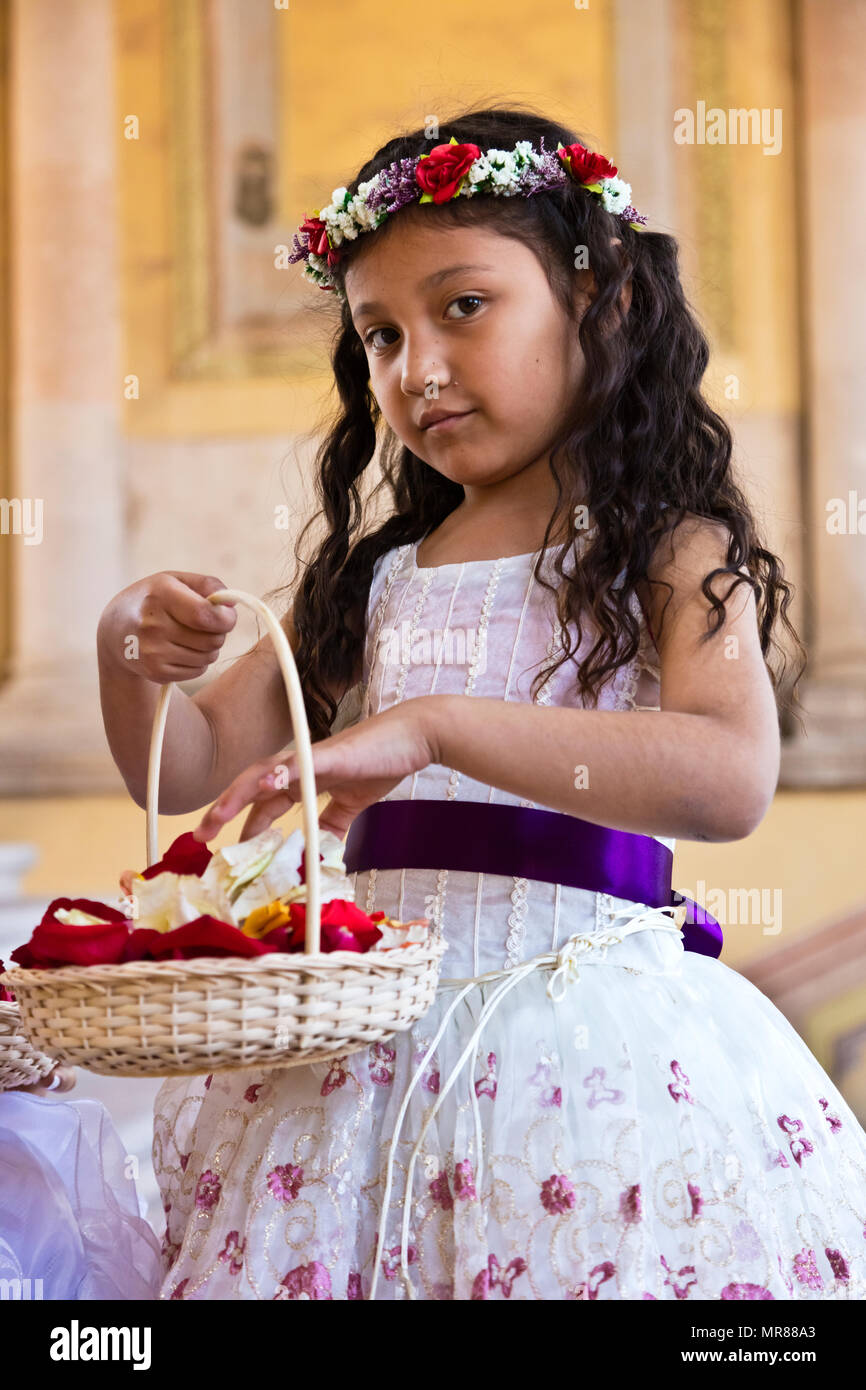 Une jeune Mexicaine fille vêtue de son meilleur de Pâques avec un panier de pétales de rose à Jaral de Berrio - San Felipe, MEXIQUE Banque D'Images