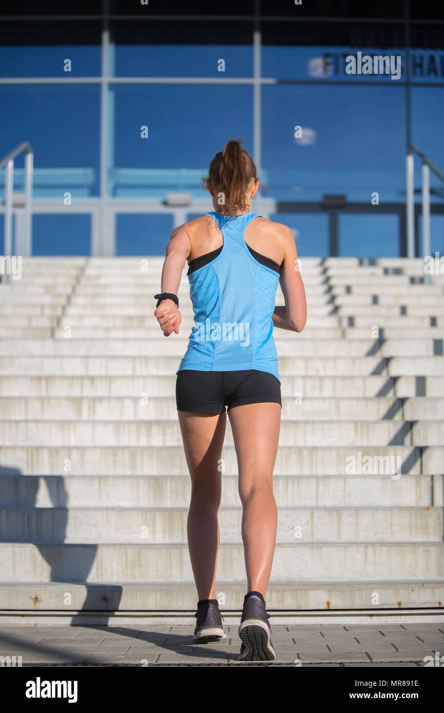 Femme athlète courir vers le haut de l'escalier Banque D'Images