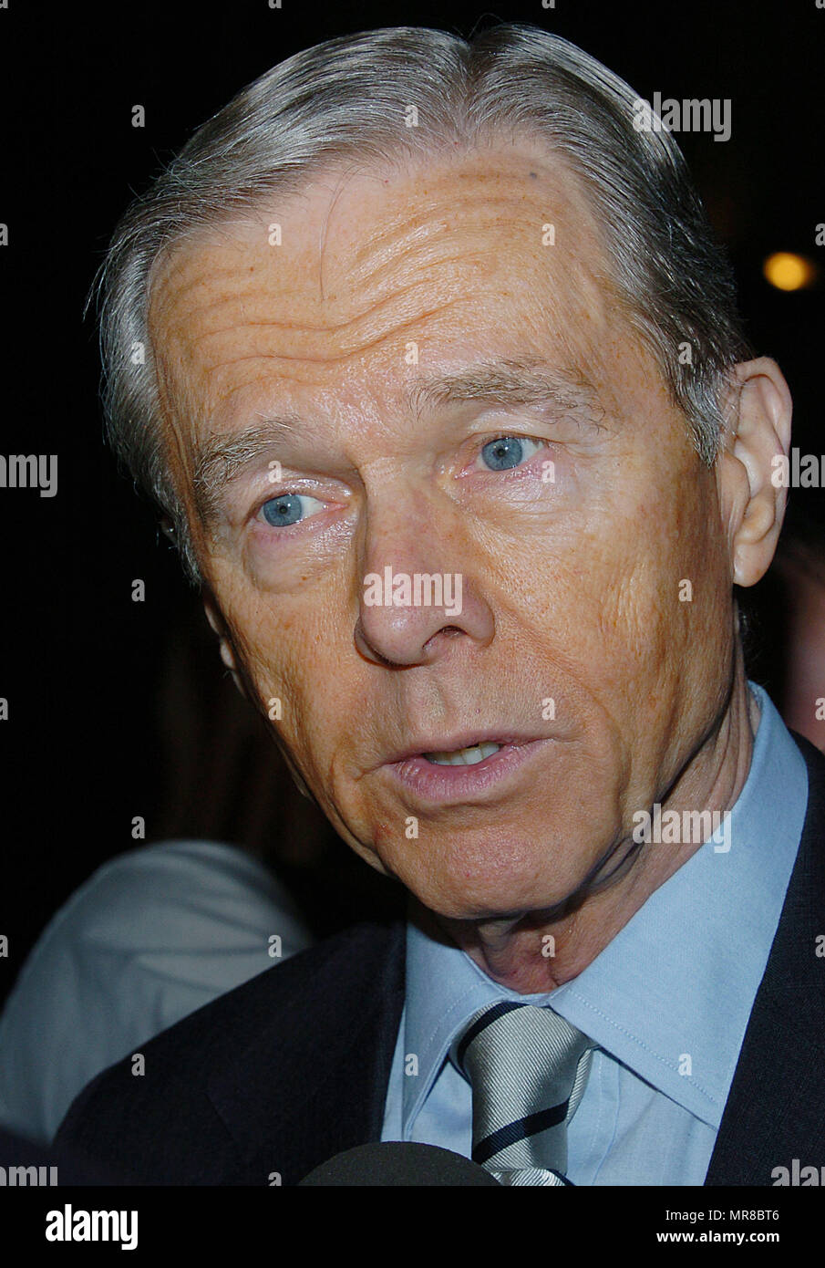 L'ancien gouverneur de Californie Pete Wilson arrivant à la filature Boris Première au Paramount Theatre à Los Angeles. 3 mars 2004.WilsonPete038 Red Carpet Event, Vertical, USA, Cinéma, Célébrités, photographie, Bestof, Arts, Culture et divertissement, Célébrités Topix fashion / Vertical, Best of, événement dans la vie d'Hollywood, Californie - Tapis rouge et en backstage, USA, Cinéma, Célébrités, cinéma, télévision, Célébrités célébrités musique, photographie, Arts et culture, Bestof, divertissement, Topix headshot, vertical, une personne, à partir de l'an 2003, enquête tsuni@Gam Banque D'Images