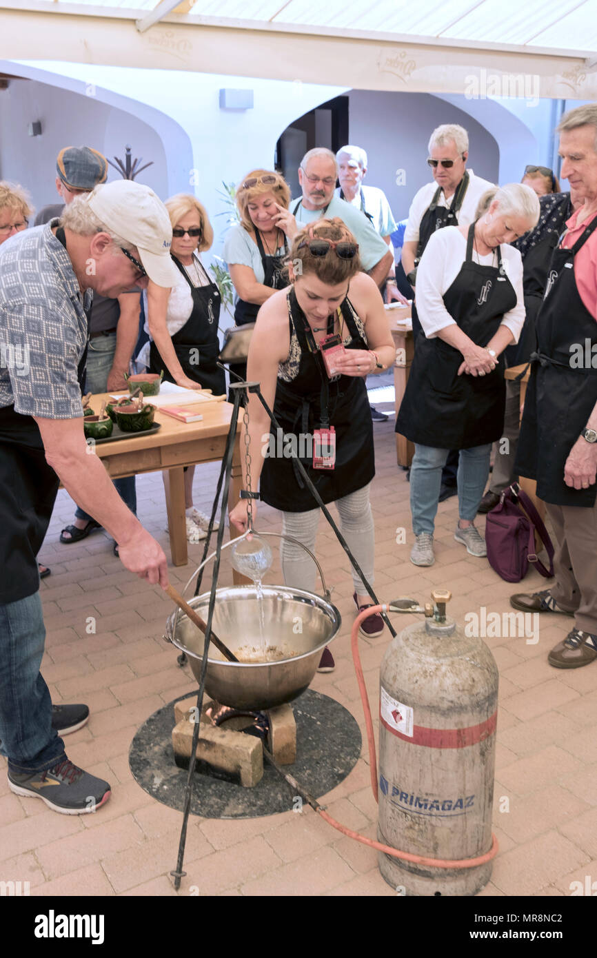 Un groupe d''Viking obtenir une leçon dans la soupe de goulash de décisions à l'extérieur de Budapest en Hongrie. Banque D'Images