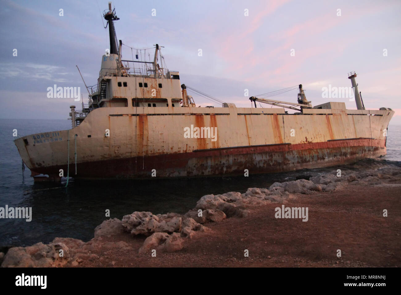 Edro a abandonné le bateau près de Coral Bay 3 grottes de la mer de Chypre. Banque D'Images