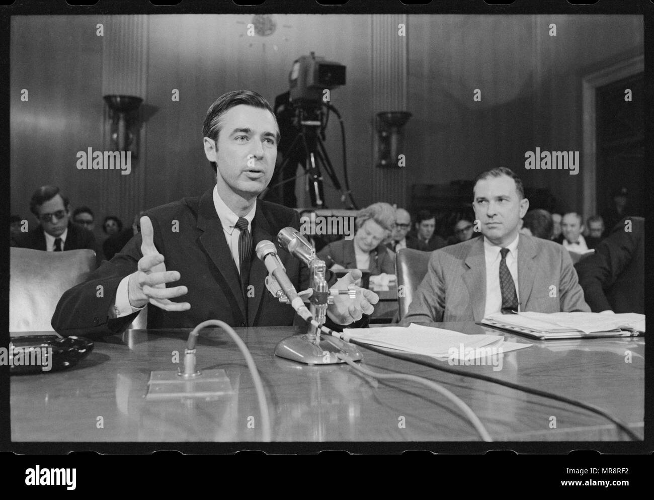 DATE DE SORTIE : 8 juin 2018 TITRE : Ne voulez-vous être mon voisin ? STUDIO : Focus Directeur : Morgan Neville PLOT : Une exploration de la vie, les enseignements, et l'héritage du célèbre animateur de télévision pour enfants, Fred Rogers.. Avec : FRED ROGERS dans son témoignage devant le Sénat américain. (Crédit Image : © Focus/photos) Banque D'Images