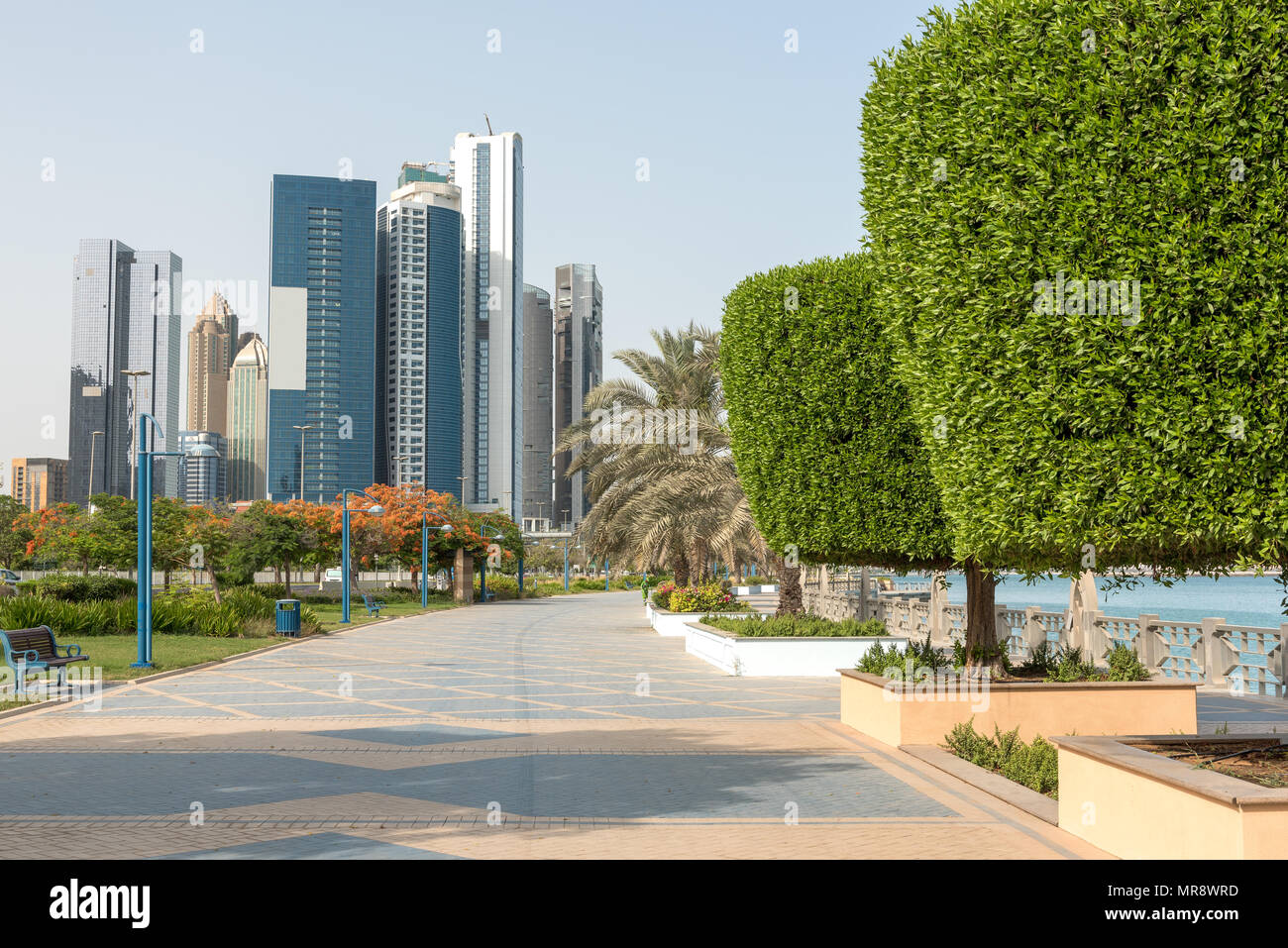 Sont piétonnes de Corniche Road, à Abu Dhabi, capitale des Emirats Arabes Unis Banque D'Images