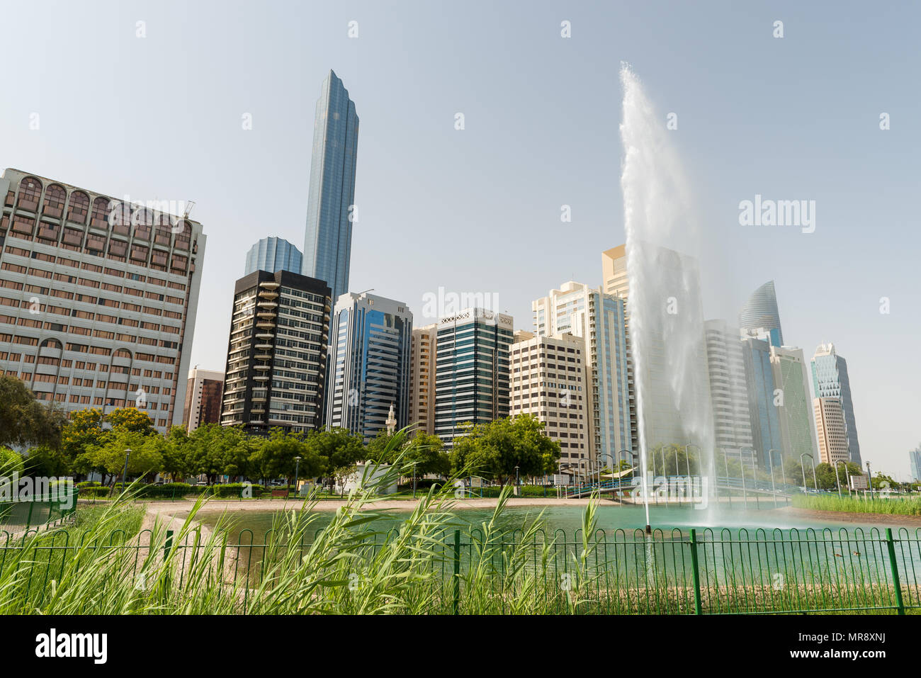 Lake Park à Abu Dhabi avec fontaine et une vue sur les bâtiments historiques Banque D'Images