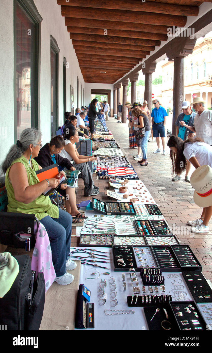 Bijoux Indiens marché a lieu presque chaque jour sous le portail nord du Palais des Gouverneurs sur la place historique de Santa Fe, connue sous le N Banque D'Images