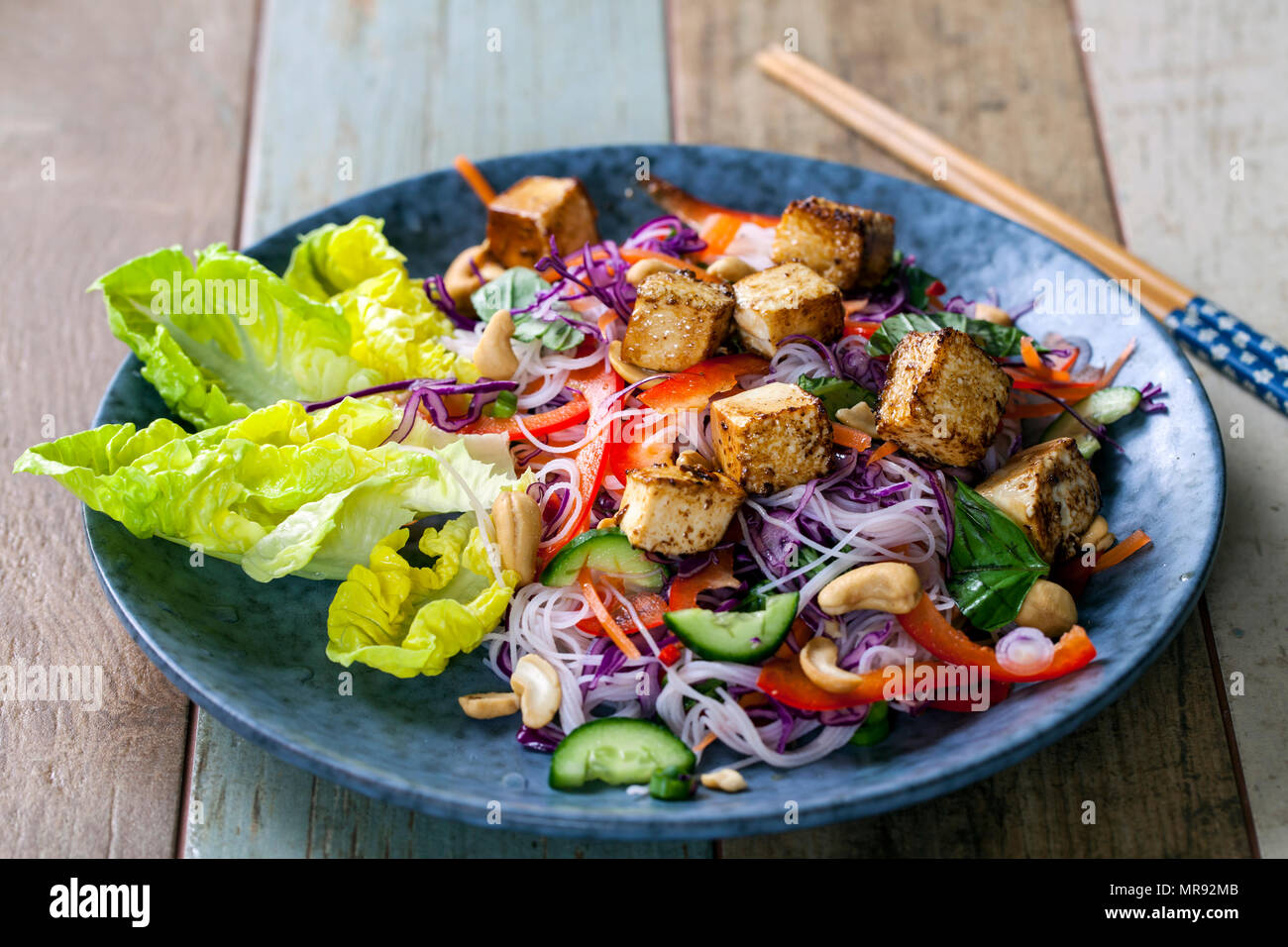 De style vietnamien avec Salade de tofu et vermicelle Banque D'Images