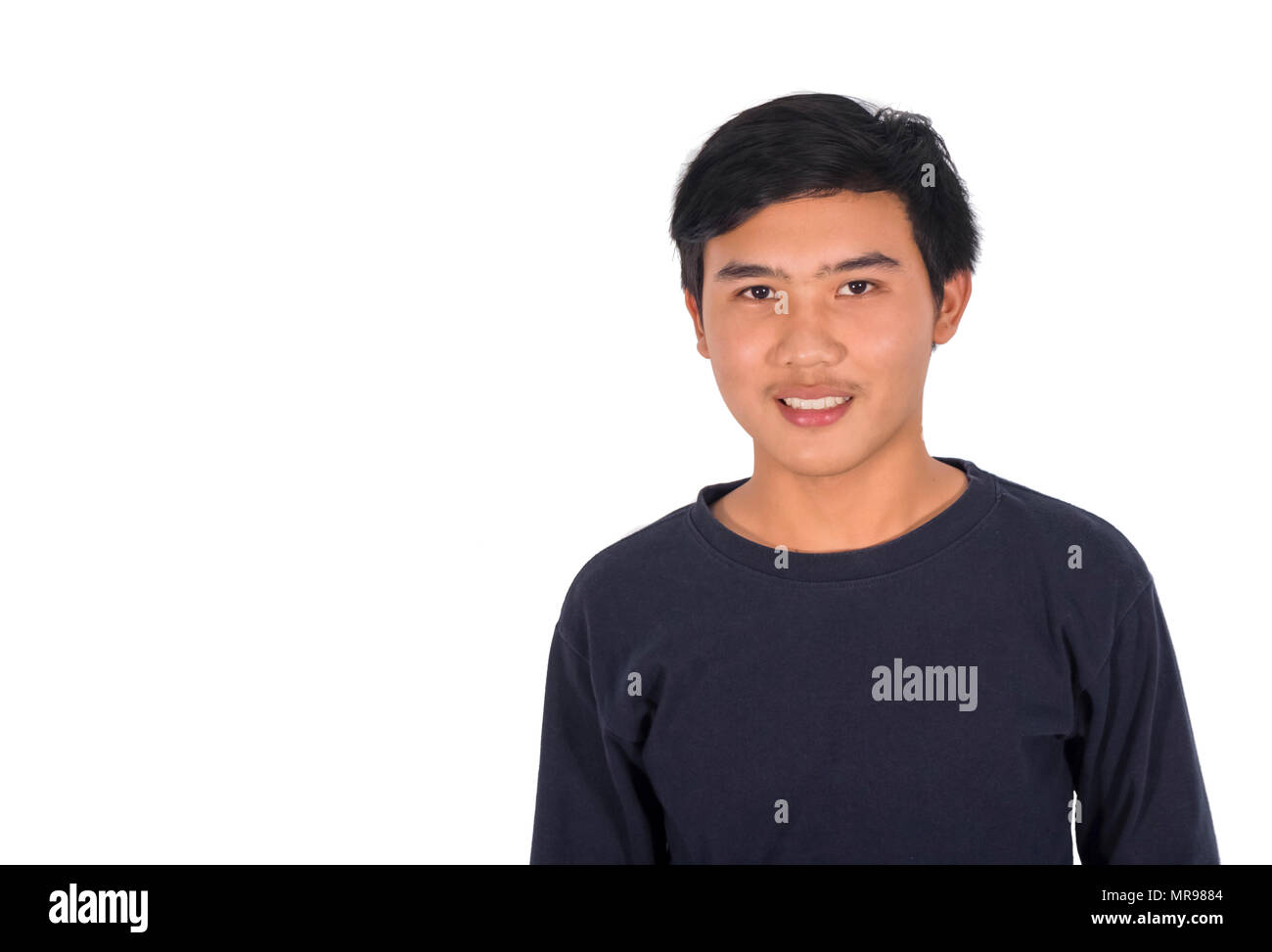 Une photo d'une part un certain homme en bleu foncé t shirt sourire avec copie espace. Banque D'Images