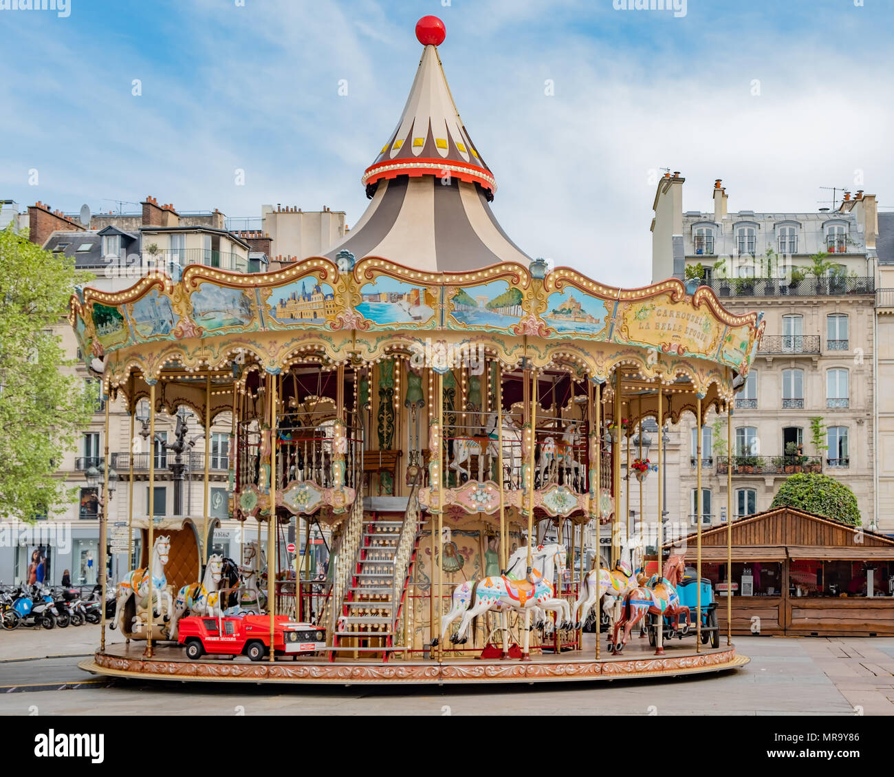 Belle et colorée carousel situé dans Paris France sur la place devant l'Hôtel de Ville. Banque D'Images