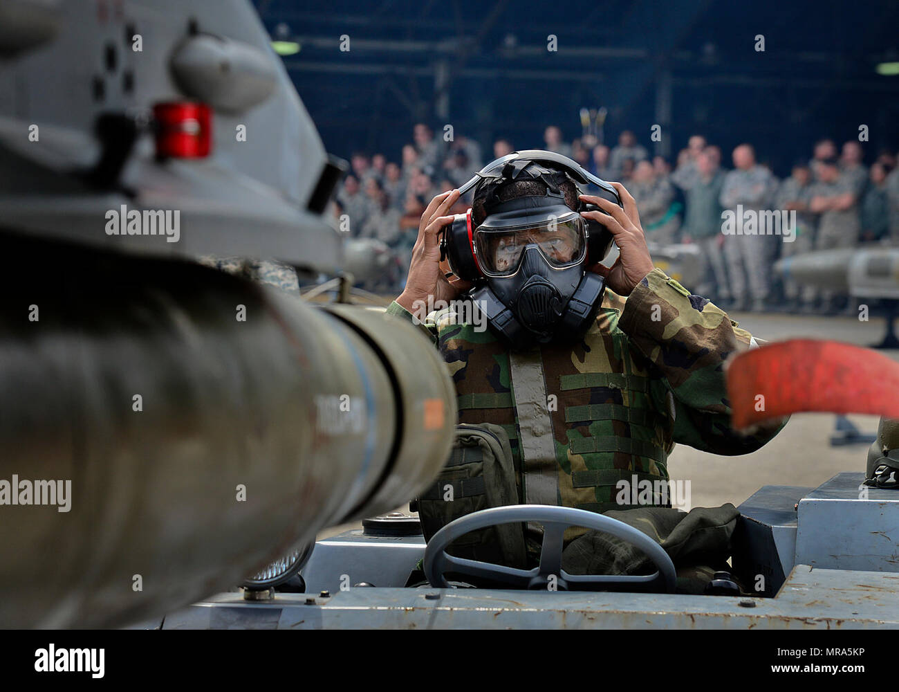 Les cadres supérieurs de l'US Air Force Airman Aaron McBride, 36e Escadron de maintenance des aéronefs 3-man, charge une GBU-12 Paveway II sur un F-16 Falcon vol lors d'un entretien trimestriel 51e charge d'armes Groupe compétition à Osan Air Base, République de Corée, le 14 avril 2017. La GBU-12 est une bombe guidée laser aérien américain et est considéré comme un système d'ogive. Banque D'Images