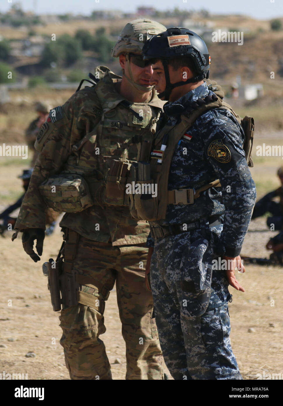 La 1ère Armée américaine Sgt. Erik Salo, une entreprise partenaire first sergeant et conseiller de la force affectée à 2e BCT, 82ème Abn. Div., déployées à l'appui de la Force opérationnelle interarmées - Fonctionnement résoudre inhérent et affecté à la 2e Brigade Combat Team, 82e Division aéroportée, donne l'adresse au tir des conseils à un membre de la Police fédérale irakienne lors d'une des forces de sécurité irakiennes-led formation sniper près de Mossoul, en Irak, le 16 mai 2017. La 2ème BCT, 82ème Abn. Div., permet à leurs partenaires des forces de sécurité iraquiennes dans le but d'aider et de conseiller, planification de la mission de contribuer, collecte et analyse des renseignements, la force Banque D'Images