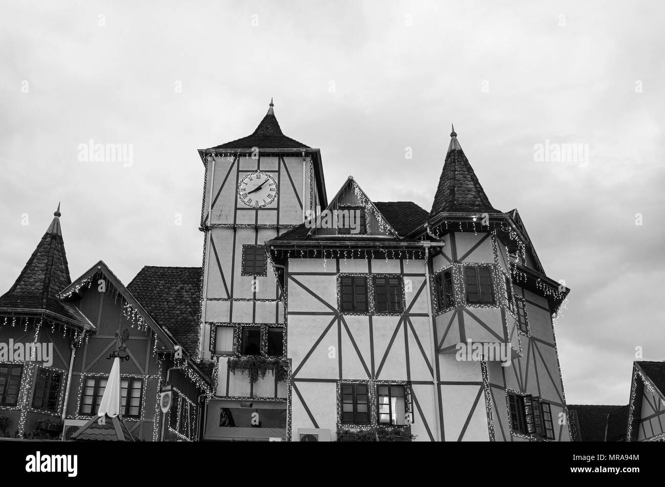 Blumenau ville architecture coloniale allemande enxaimel clock tower noir blanc Banque D'Images