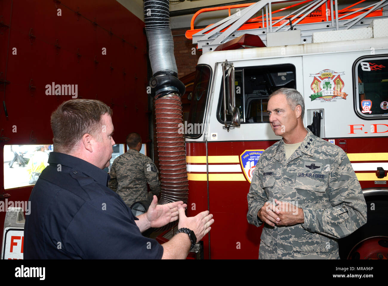 Le lieutenant général Scott Williams, commandant du 1er corps d'armée de l'air, parle avec New York City les pompiers affectés à l'échelle de l'entreprise moteur 10 et 10 de l'entreprise leadership au cours d'un voyage à la ville le 31 mai 2017. Scott et ses aviateurs ont la responsabilité de s'assurer le ciel de l'Amérique du Nord sont en sécurité et prévenir une attaque comme celle sur le 11 septembre. (U.S. Photo de l'Armée de l'air par le sergent. Julio A. Olivencia jr. ) Banque D'Images