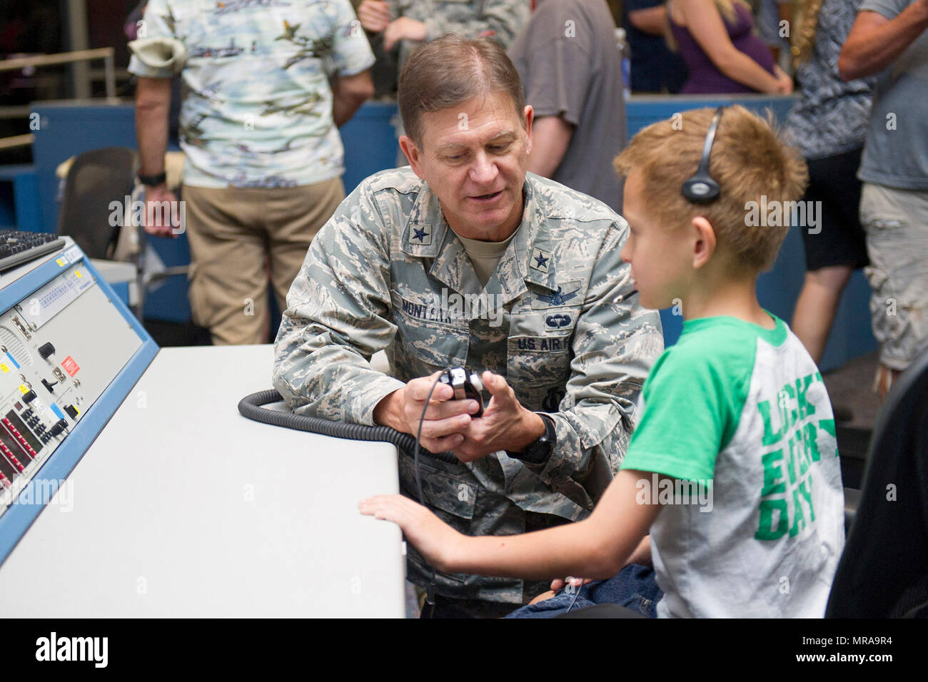 Le brig. Le général Wayne Monteith, 45th Space Wing Commander, décrit les opérations de lancement à un passionné de l'espace durant la journée familiale du Cap 2017, le 29 avril 2017, à la base aérienne de Cap Canaveral, en Floride, la 45e Escadre l'espace et au Naval Ordnance Test United a accueilli le Jour de la famille pour présenter les opérations pour la Marine et de leurs familles. Plus de 2 300 visiteurs ont reçu une opportunité rare et d'un initié au regard sur le monde d'accès à l'espace au niveau du Cap. (U.S. Air Force photo par Phil Sunkel) Banque D'Images