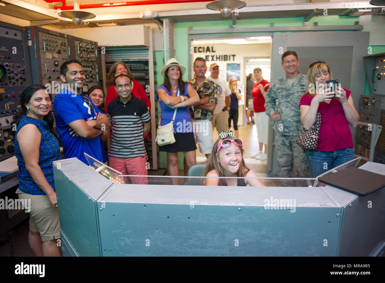 Un espace fans apprend à 'lancer une fusée' dans le complexe de lancement-26 blockhaus et Air Force Space et musée de missiles durant la journée familiale du Cap 2017, le 29 avril 2017, à la base aérienne de Cap Canaveral, en Floride, la 45e Escadre l'espace et au Naval Ordnance Test United a accueilli le Jour de la famille pour présenter les opérations pour la Marine et de leurs familles. Plus de 2 300 visiteurs ont reçu une opportunité rare et d'un initié au regard sur le monde d'accès à l'espace au niveau du Cap. (U.S. Air Force photo par Phil Sunkel) Banque D'Images