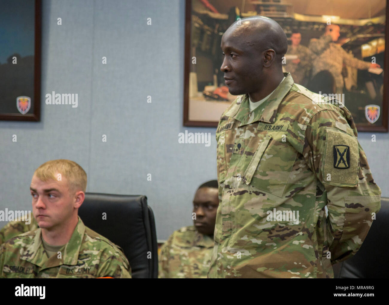 La CPS de l'armée américaine. Lubwama Jean Baptiste, attribué à 7e la commande Signal (théâtre), 106e Brigade du signal, se présente au cours de la réunion d'information concurrents au réseau 2017 Enterprise Technology Command (NETCOM) concours meilleur guerrier à Fort Huachuca, Az., 11 mai 2017. Le concours est un événement d'une semaine exténuante qui teste les compétences, les connaissances et le professionnalisme des soldats représentant 11 organisations subordonnées de Netcom. (U.S. Photo de l'armée par la CPS. Tianna S. Wilson) Banque D'Images