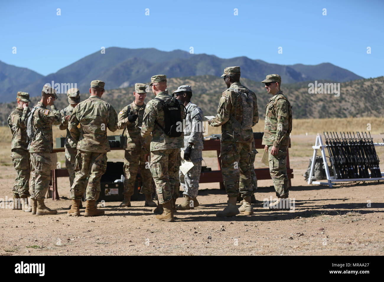 Les soldats de l'Armée américaine sur le réseau 2017 Enterprise Technology (NETCOM) Concours meilleur guerrier, prendre une pause après la remise à zéro de leurs fusils M-4 au cours de la familiarisation à l'éventail, de Fort Huachuca Az., 12 mai 2017. Le concours est un événement d'une semaine exténuante que tester les compétences, les connaissances et le professionnalisme des soldats représentant le NETCOM organisations subordonnées de partout dans le monde. (U.S. Photo de l'armée par la CPS. Le coing C. Lanford) Banque D'Images